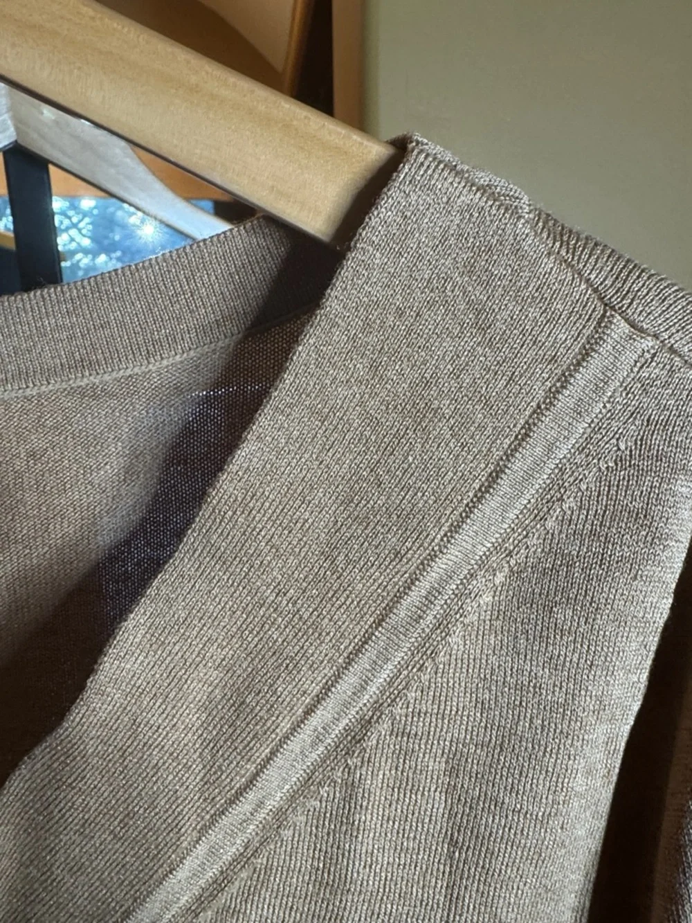 Banana Republic Silk Cashmere V-Neck Sweater Camel Brown Lightweight Knit Medium - Picture 7 of 8